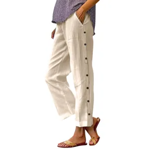 Detailaufnahme Leinen-Hose mit Seitenknöpfen, hoher Bund und lockere Passform für Damen.