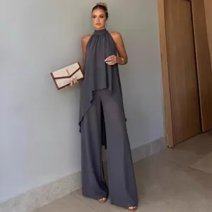 Dettaglio di un set estivo chic ed elegante con top halter senza maniche e pantaloni larghi.
