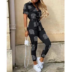 Damen Freizeit Revers Knopf Kurzarm Jumpsuit mit Gürtel und Schriftzug Muster.