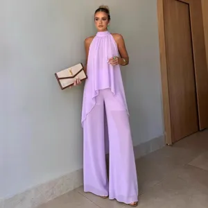 Vista dettagliata dell'elegante top halter smanicato estivo e pantaloni ampi.