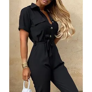 Damen schwarzer Kurzarm Utility Jumpsuit Detailansicht, lässiger Knopfleiste Arbeitsstil.
