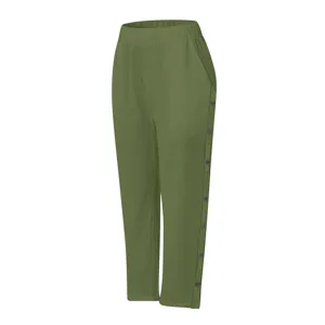 Detailaufnahme der olivgrünen Freizeithose mit hoher Taille und dekorativen Knöpfen.