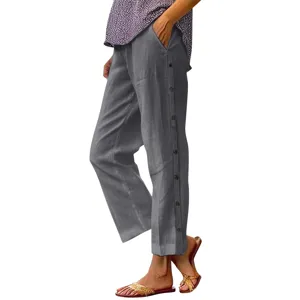 Detailansicht der casual Baumwoll Leinen Hose mit Knöpfen an der Seite und praktischen Taschen.