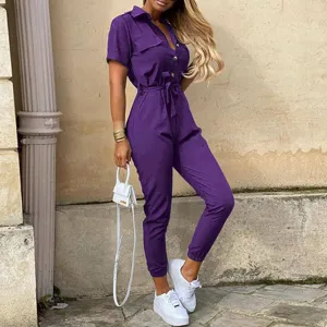 Damen lila Kurzarm Utility Jumpsuit mit Gürtel, Reverskragen und Knopfleiste vorne.