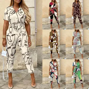 Damen Kurzarm Revers Knopf Jumpsuit mit Gürtel und stilvollen abstrakten Printmustern.