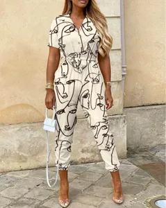 Detailansicht des Damen Jumpsuits mit abstraktem Gesichtsmuster, Revers und Gürtel.