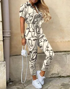 Detailaufnahme des abstrakten Gesichter-Druck Jumpsuits für Damen mit Revers und Gürtel.