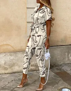 Damen Overall mit abstraktem Gesicht Print, lässiger Reverskragen und Gürtel.