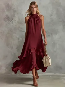 Burgunderrotes ärmelloses halterneck rüschen maxikleid für elegante sommer strandmode.