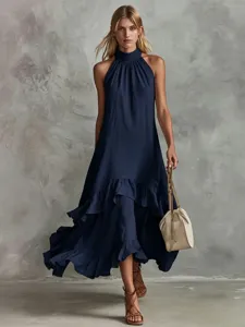 Detailansicht des dunkelblauen Damen Maxikleids mit Neckholder, Rüschen und fließendem Stoff.