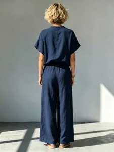 Rückansicht eines dunkelblauen Leinen Kurzarm Hemdes und weite Hosen Sets für den Sommer.