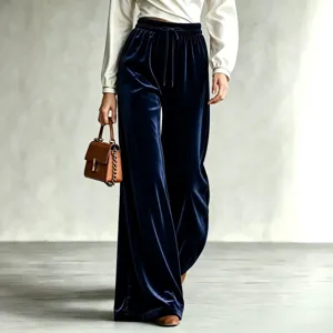 Detailaufnahme von blauen Damen Samt-Weitbein-Hose mit hohem Bund und Tunnelzug.