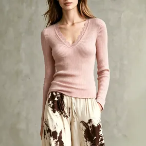 Rosa geripptes Langarmshirt mit V-Ausschnitt, zarter Spitze, elegante schmale Passform.