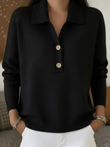 Gros plan détail du pull polo noir pour femme avec patte à boutons et finitions côtelées.