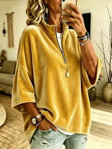 Vista dettagliata top velluto donna mezza zip, maniche 3/4, taglio ampio e comfort.
