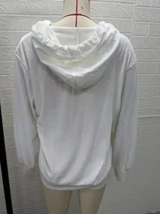 Detailansicht der Rückseite der weißen Samt Kapuzenjacke für Damen im Herbststil