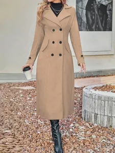 Detailaufnahme eines langen doppelreihigen beigen Trenchcoats für Damen im Outdoor-Stil.