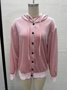 Rosa Samt Kapuzenjacke Detail, lange Ärmel und schwarze Knopfleiste Design Elemente.