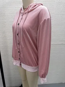 Rosa Samt Kapuzenjacke Damen, weiche Langarm Knopfleiste Freizeit Oberteil Detail Ansicht.
