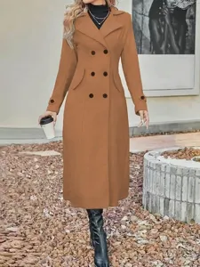 Detailansicht des stilvollen camel-braunen Wollmantels für Damen mit Knöpfen.