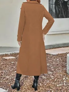 Rückansicht Detail des langen braunen Damen Wollmantels Winter warme elegante Oberbekleidung.