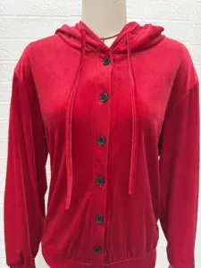 Rote Samt Kapuzenstrickjacke Detail mit feiner Textur, langen Ärmeln und schwarzem Knopfverschluss.