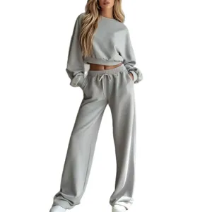 Minimalistisches lässiges Langarm-Kurz-Sweatshirt und weite Jogginghose für Damen.