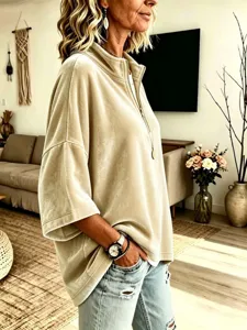 Top in velluto da donna con mezza zip, maniche a tre quarti e collo alto nel dettaglio.