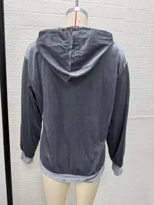 Rückansicht Detail der einfarbigen grauen Samt Kapuzen Langarm Strickjacke für Damen.