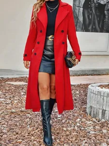 Elegante Damen roter Wollmantel Detailansicht mit zweireihigem Reverskragen und Langarm.