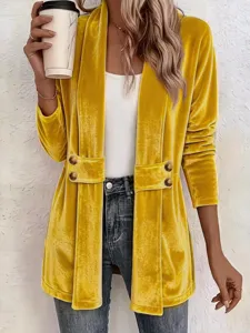 Dettaglio cardigan in velluto da donna, giacca casual a maniche lunghe con bottoni.