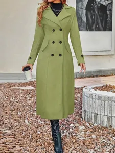 Detailansicht eleganter grüner Damen Langmantel aus Wolle zweireihig Winter Oberbekleidung.