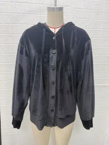 Schwarze Samt Kapuzenjacke Detailansicht, langarm Knopfleiste Oberteil, Freizeitkleidung.