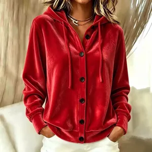 Samt Kapuzenpullover Detail mit weicher Textur, Frontknöpfen und bequemer Kapuze für Damen.