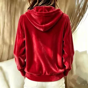 Detailansicht eines roten Samt-Hoodies mit weicher Textur und kapuze für lässigen Look.