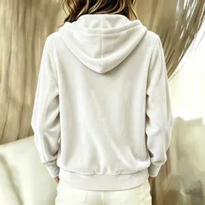 Rückansicht Detail der einfarbigen goldenen Samt Kapuzenlangarmjacke für Damen.