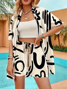 Schickes Urlaubs-Print-Zweiteiler-Set mit kurzärmeligem Cardigan und hochgeschnittenen Shorts.