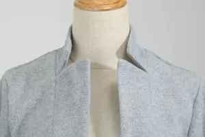 Grauer Wollmantel Kragen und Revers Detailansicht, warmer Wintermantel Stoff Nahaufnahme.