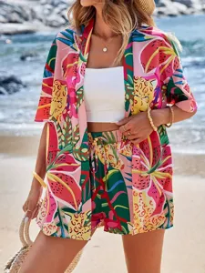 Elegantes tropisches Print Resort zweiteiliges Set mit Kurzarmhemd und High Waist Shorts.