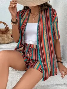 Schickes mehrfarbig gestreiftes Resort Zweiteiler mit Cardigan und Shorts im Detail.