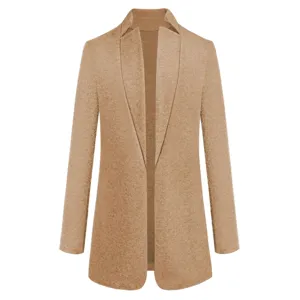 Einfarbiger, camel-farbener Wollmantel Detailansicht, stilvolle Herbst Winter Jacke.