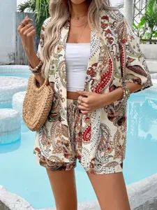 Schickes Resort Blumenprint Zweiteiler Set mit halblangen Ärmeln und kurzen Hosen.