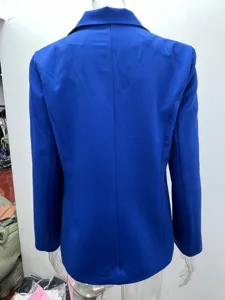 Vista dettagliata del blazer da donna casual slim fit blu reale con design posteriore.