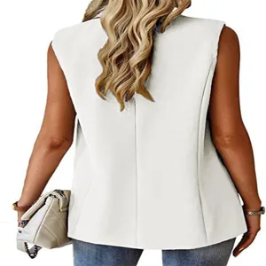 Rückansicht einer weißen ärmellosen Anzugweste, eleganter Pendlerstil mit Jeans und Tasche.