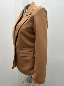 Vista di dettaglio ravvicinata del blazer casual monocolore da donna con revers e tasche.