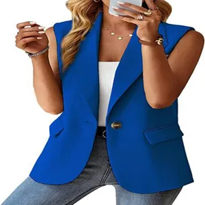 Nahaufnahme Detail der königsblauen ärmellosen Blazer-Weste mit Reverskragen und Knopf.