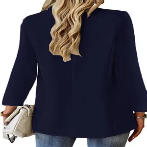 Dettaglio posteriore di un blazer blu scuro slim fit da donna, ideale per look eleganti.