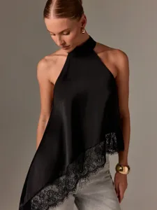 Nahaufnahme des schwarzen Satin-Haltertops mit asymmetrischem Spitzensaum und ärmellosem Design.