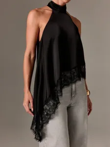 Satin Halfter-Top Detail mit feiner Spitzenborte, ärmelloser schwarzer Seiden-Stil.