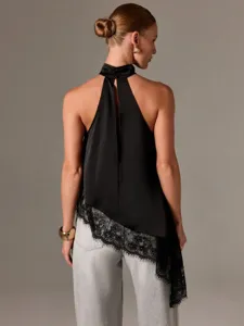 Schwarzes Satin-Haltertop mit asymmetrischem Spitzensaum und elegantem Rückenausschnitt.